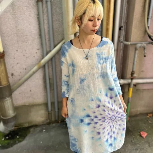 タイダイ染め 長袖ワンピース 優しいブルーのムラ染めに淡く幻想的な