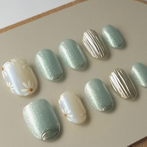 爽やかブルーマグネットネイル　夏ネイル　マーガレット　ブルー　バカラネイル 2枚目の画像
