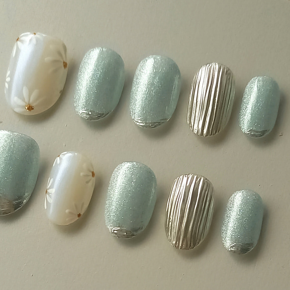 爽やかブルーマグネットネイル　夏ネイル　マーガレット　ブルー　バカラネイル 5枚目の画像