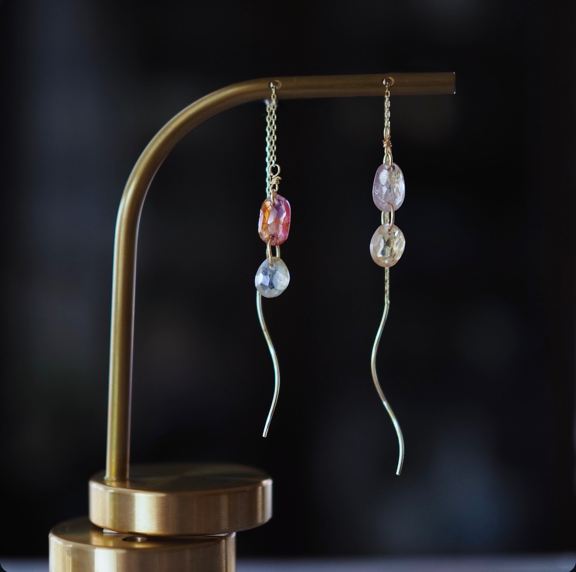 10K ファンシーサファイアのウェーブピアス