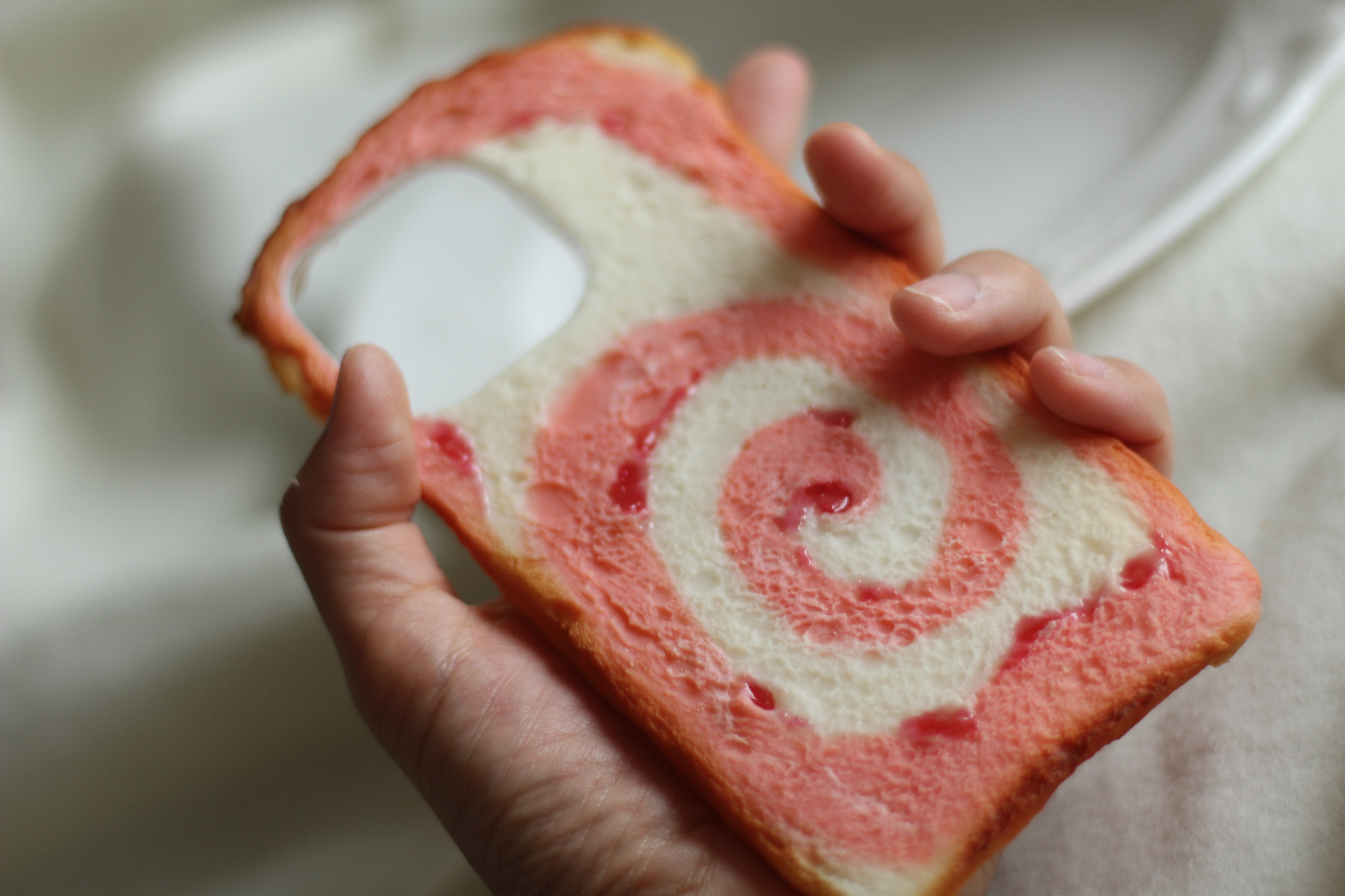 〈iPhone/Android 全機種対応〉 苺のうずまきトースト【スマホケース】