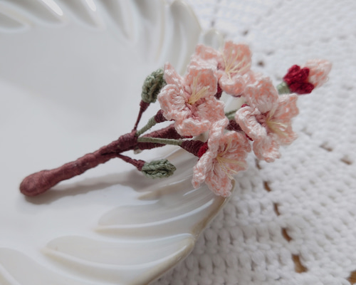 ピンクの花のブローチmiki ピンク花の幸せを呼ぶお花のブローチ | TUKIUSAGI