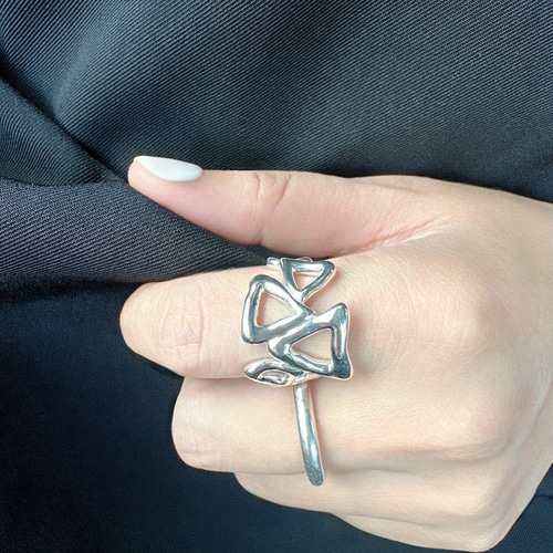 幾何学デザインいびつな三角形 オシャレSV925リングR0933 指輪・リング