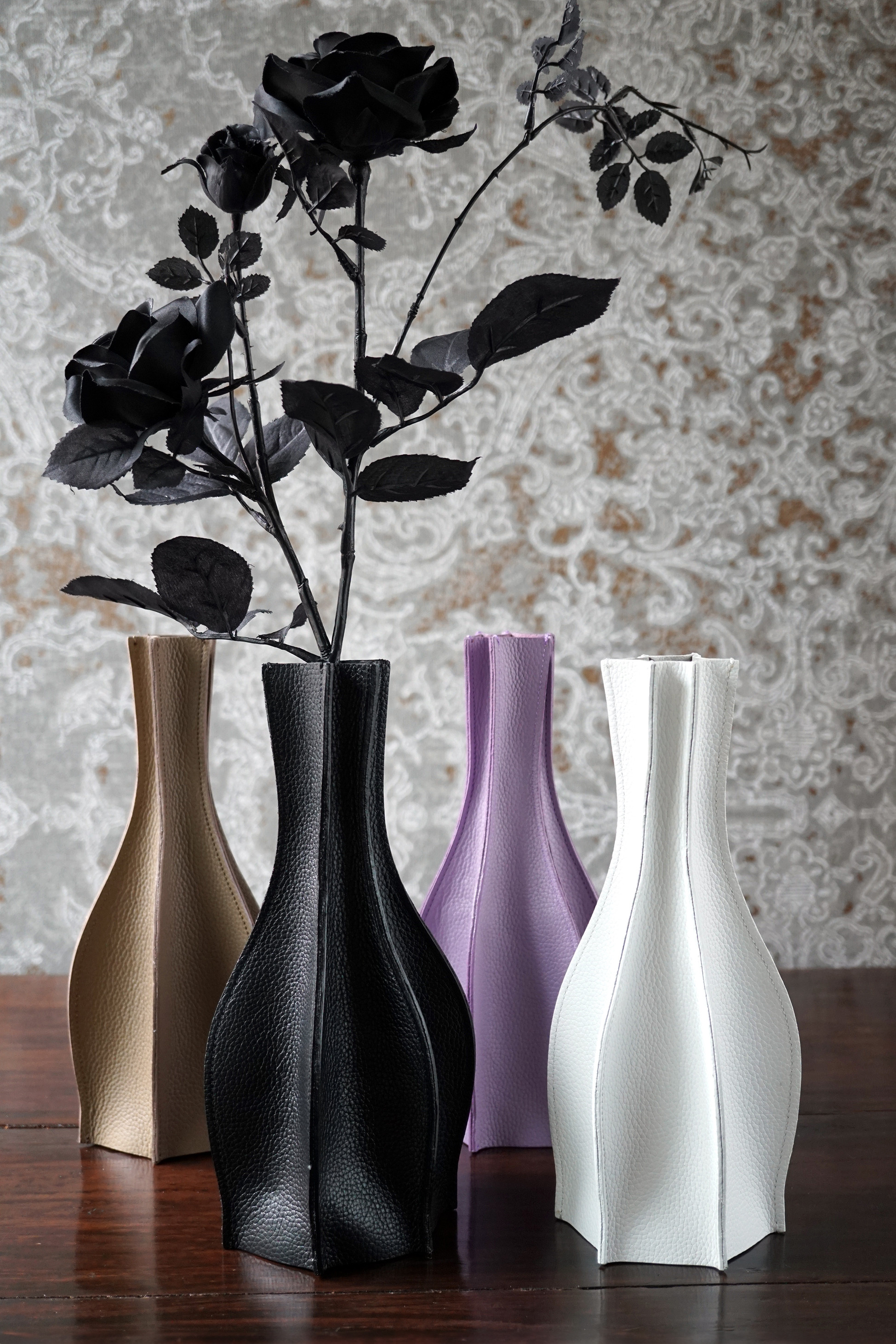 本革製フラワーベース／くびれ型（大）、ガラスベース付属