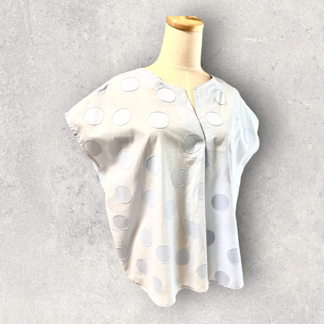 透け感のある水色ブラウス