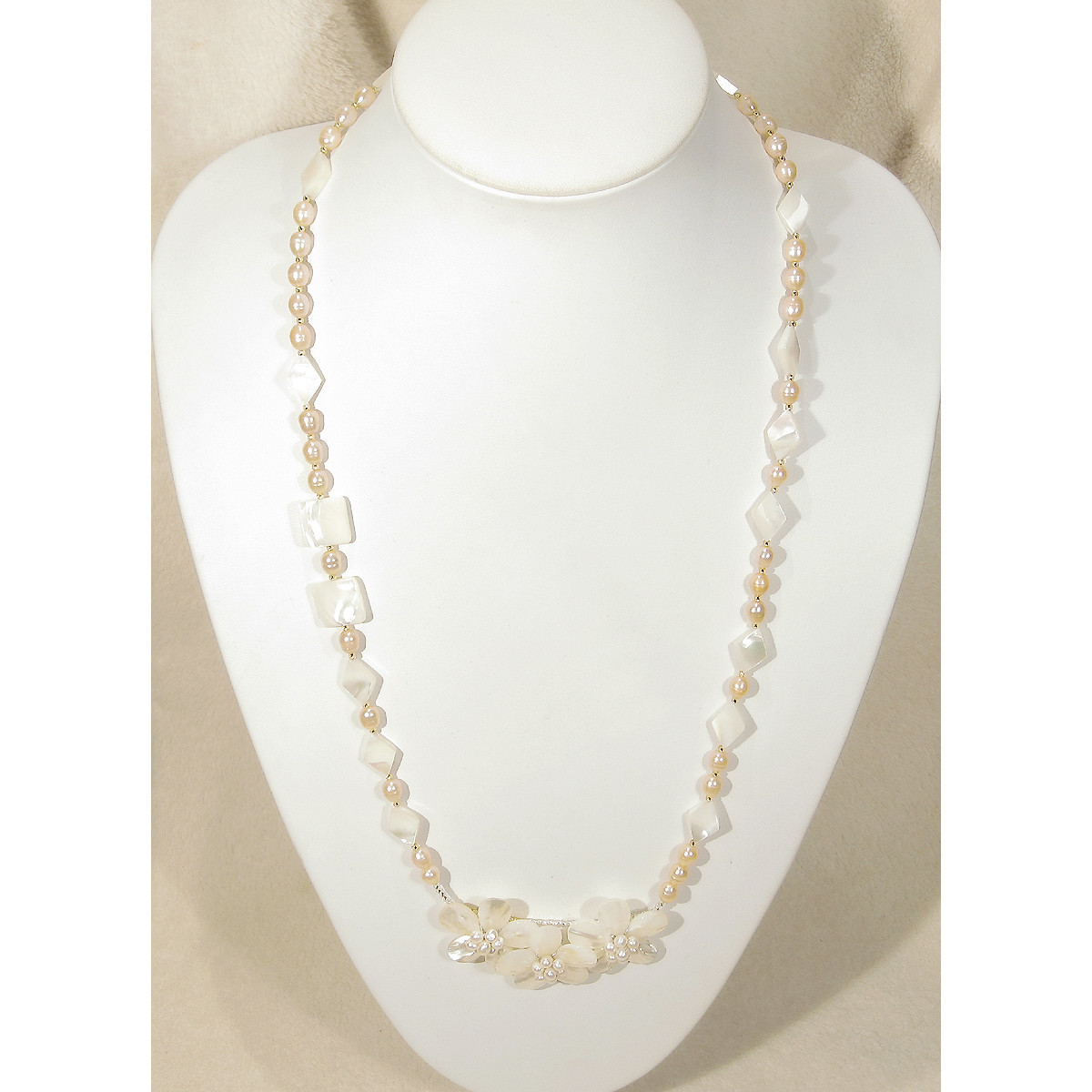 貝パーツと本真珠（淡水）、水晶、SV925のネックレス（白蝶貝、マザーオブパール、薔薇、フラワー、誕生石）