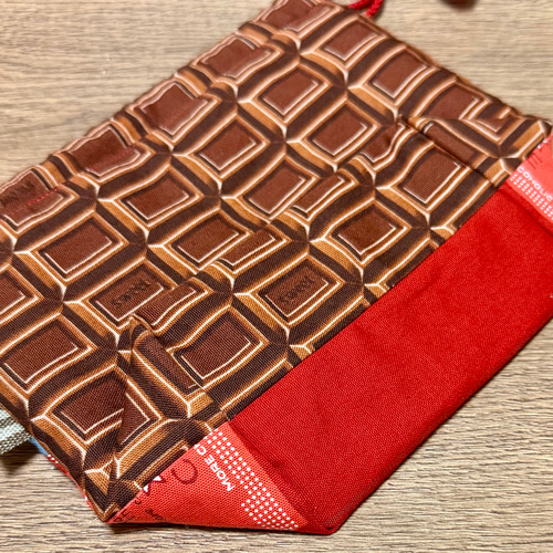 保冷保温ポーチ 巾着 板チョコ柄 コンビニのおにぎり・パン・スイーツ