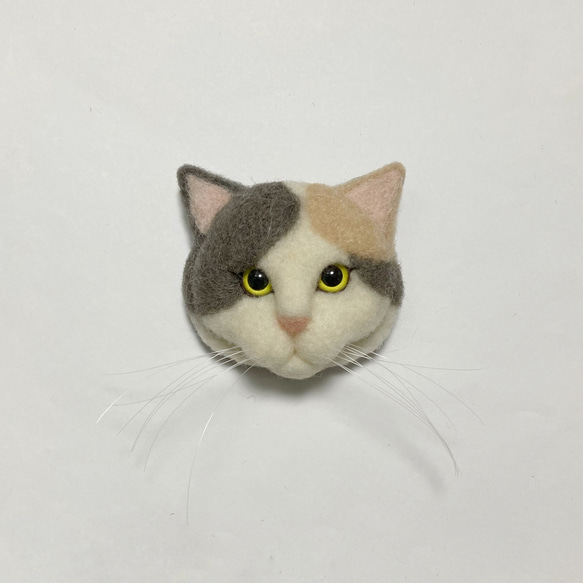 フェイスブローチ 三毛猫 - 羊毛フェルト猫ブローチの店