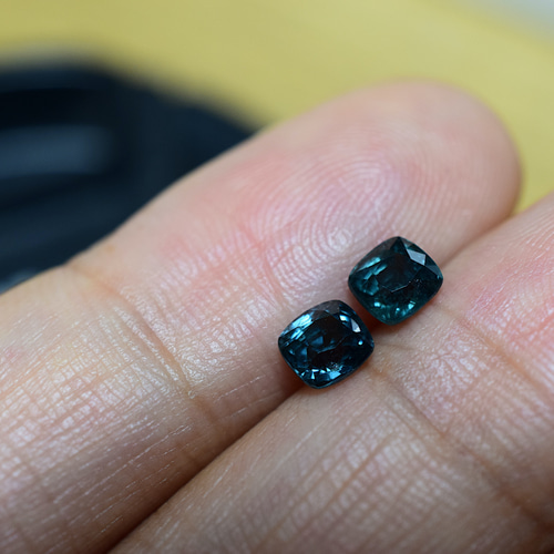 RS7-72 宝石質 珍しい高貴なピーコックブルー 孔雀青 孔雀緑 スピネル  