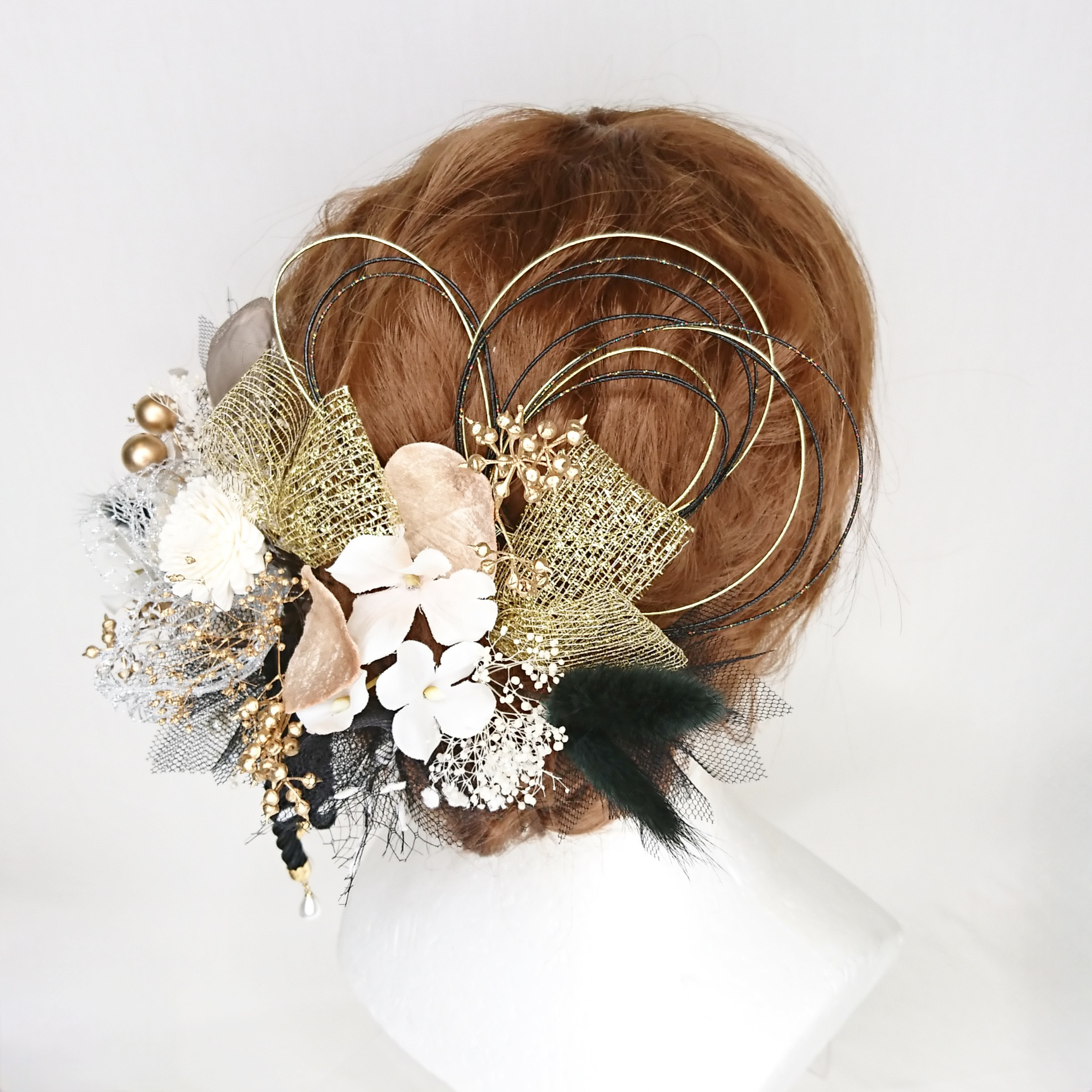 【一点限定】白のソラフラワー菊とツイストコードとプリザかすみ草の髪飾り ヘッドドレス モノトーン 黒 水引 金