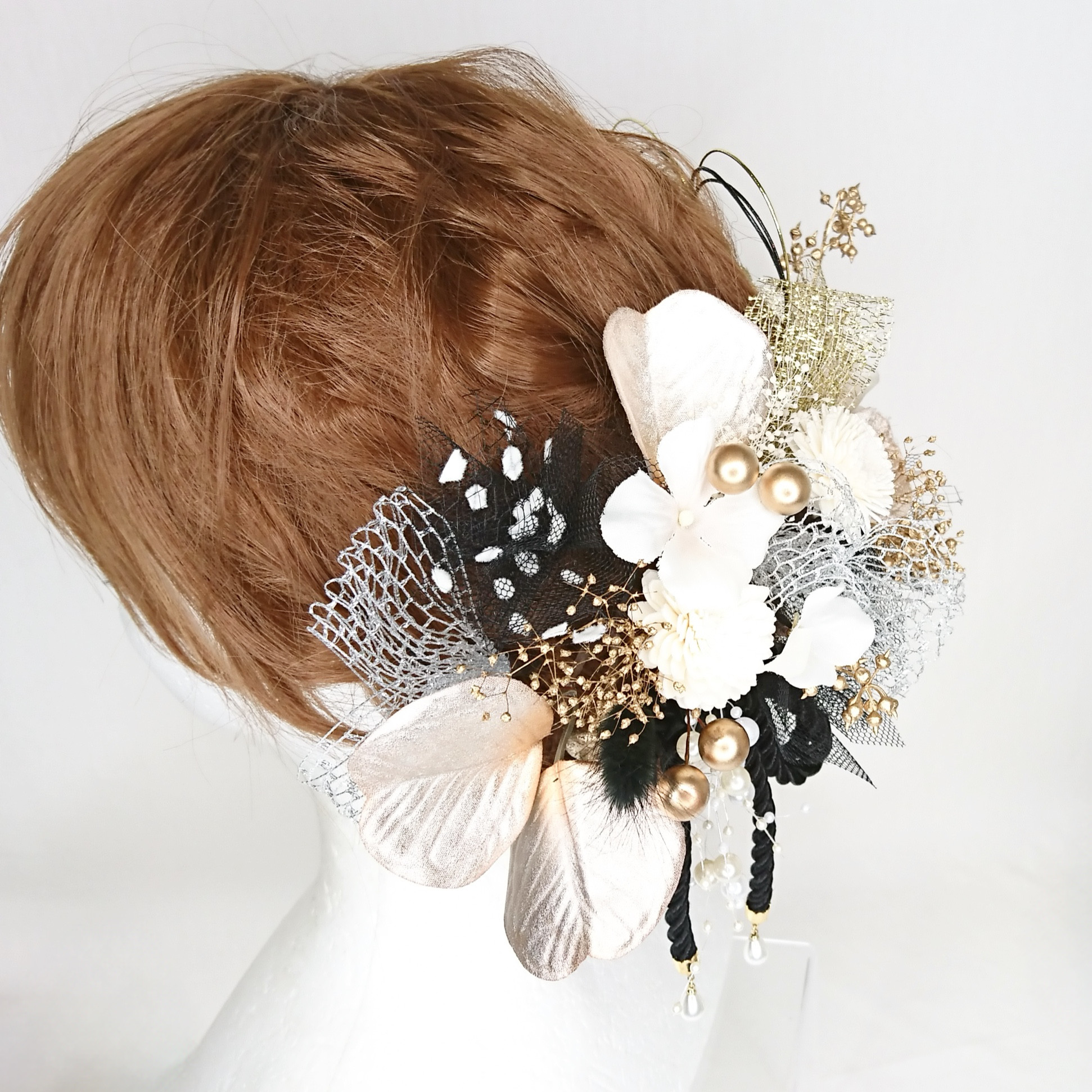 【一点限定】白のソラフラワー菊とツイストコードとプリザかすみ草の髪飾り ヘッドドレス モノトーン 黒 水引 金