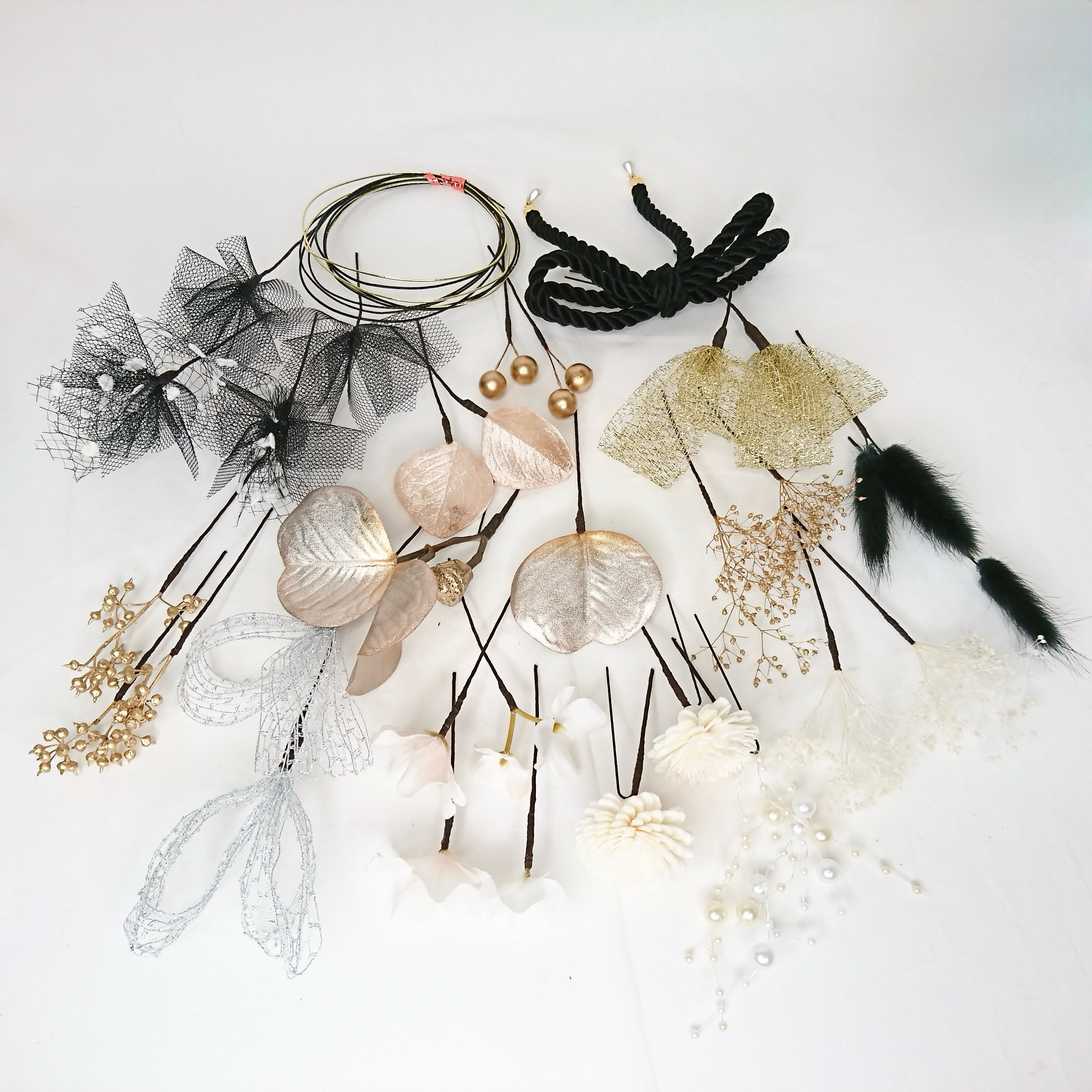 【一点限定】白のソラフラワー菊とツイストコードとプリザかすみ草の髪飾り ヘッドドレス モノトーン 黒 水引 金
