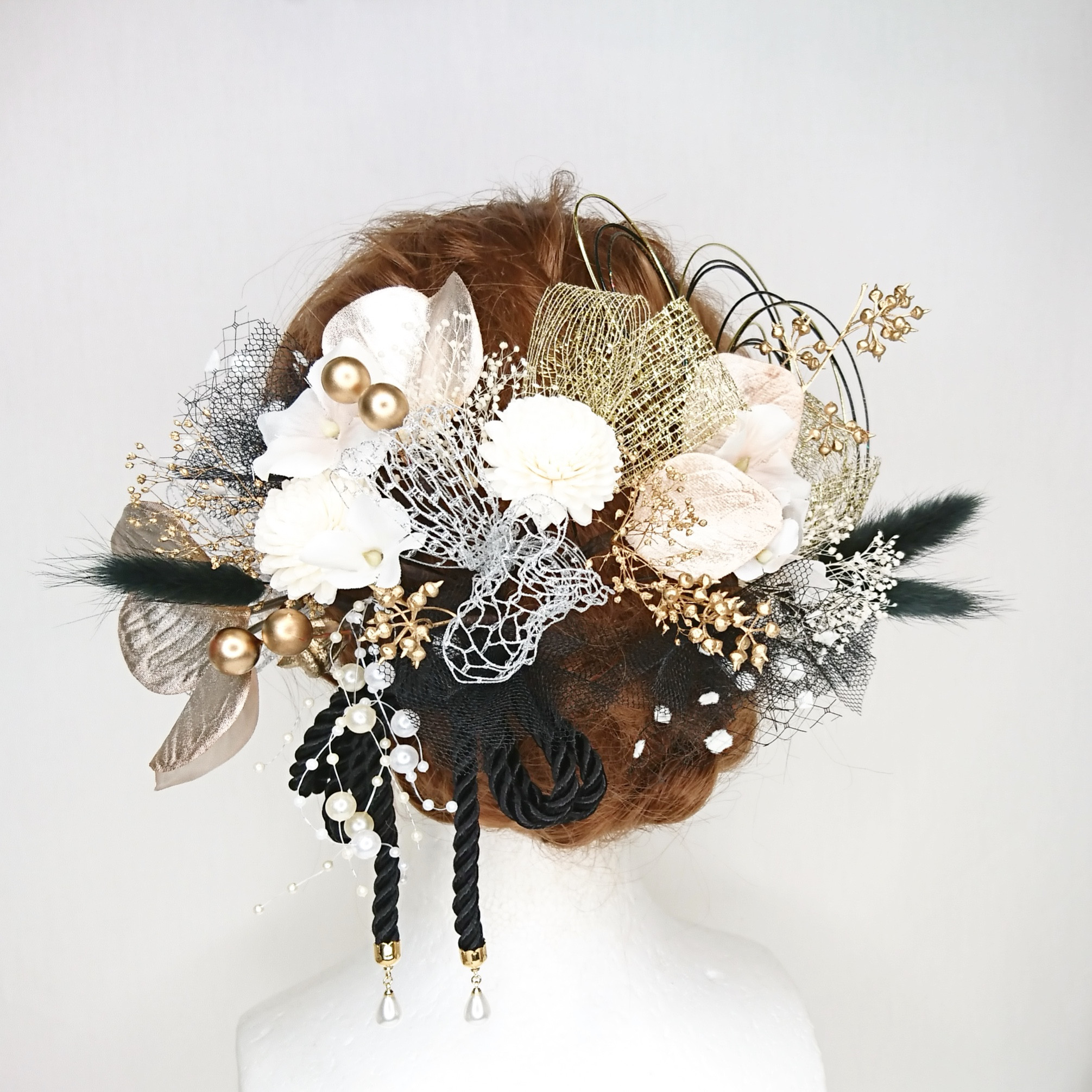 【一点限定】白のソラフラワー菊とツイストコードとプリザかすみ草の髪飾り ヘッドドレス モノトーン 黒 水引 金