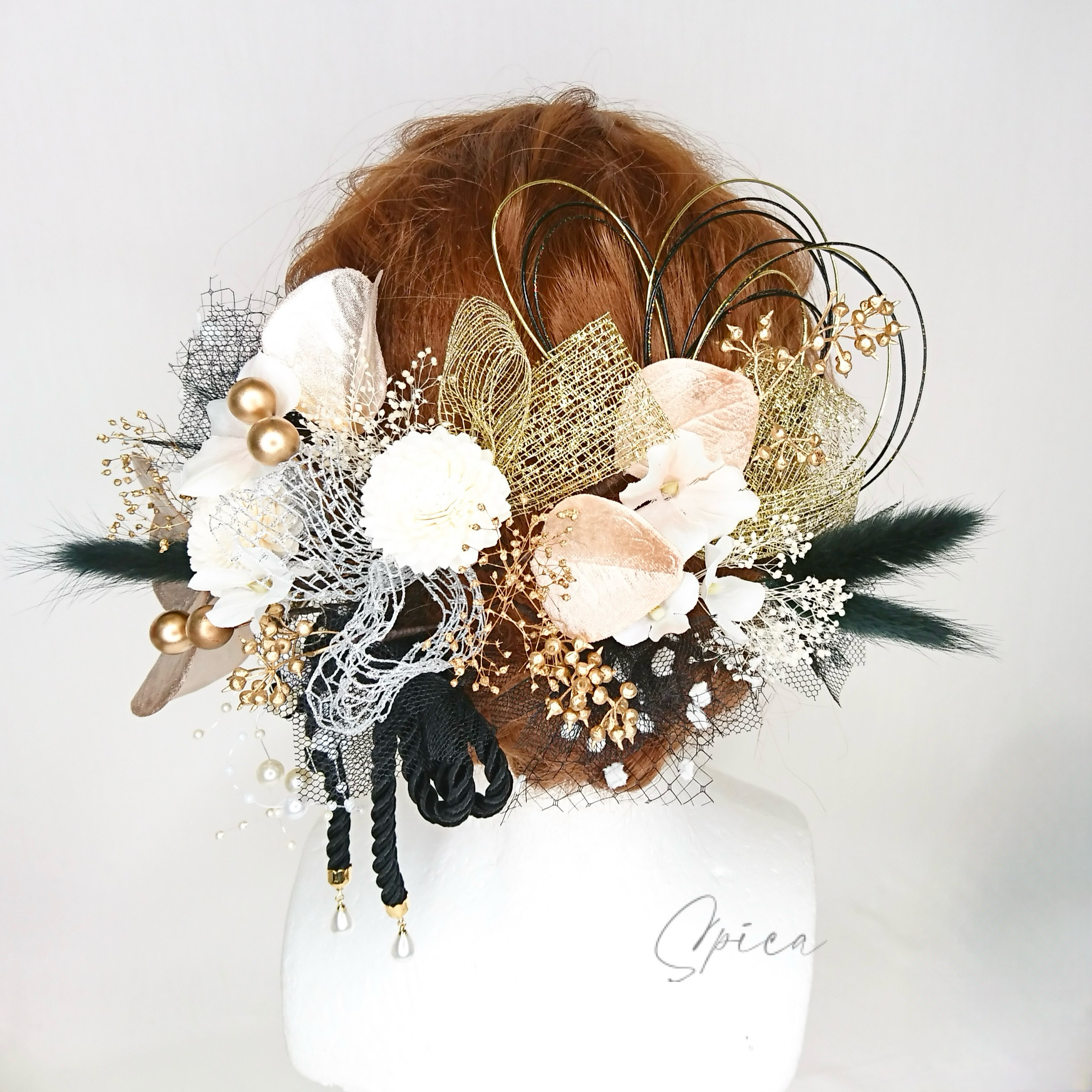 【一点限定】白のソラフラワー菊とツイストコードとプリザかすみ草の髪飾り ヘッドドレス モノトーン 黒 水引 金