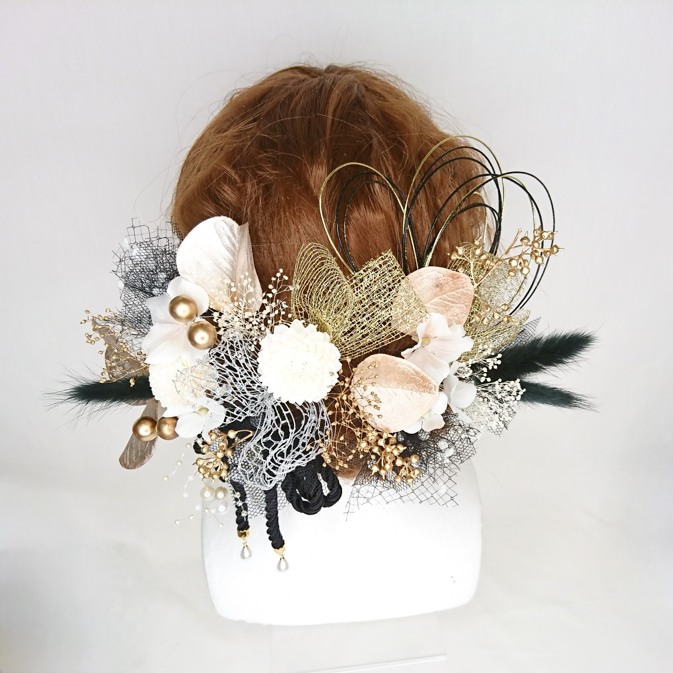 【一点限定】白のソラフラワー菊とツイストコードとプリザかすみ草の髪飾り ヘッドドレス モノトーン 黒 水引 金
