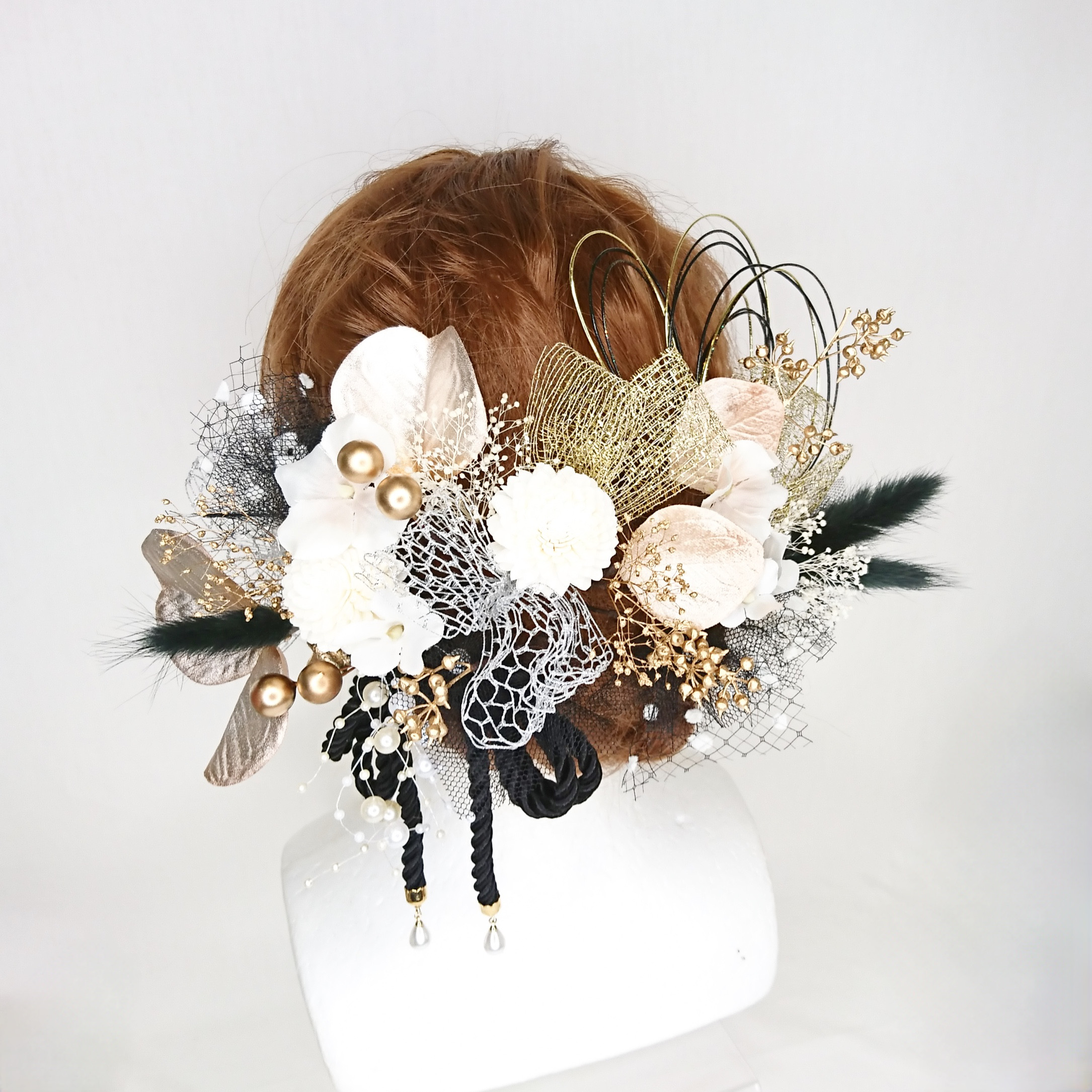 【一点限定】白のソラフラワー菊とツイストコードとプリザかすみ草の髪飾り ヘッドドレス モノトーン 黒 水引 金