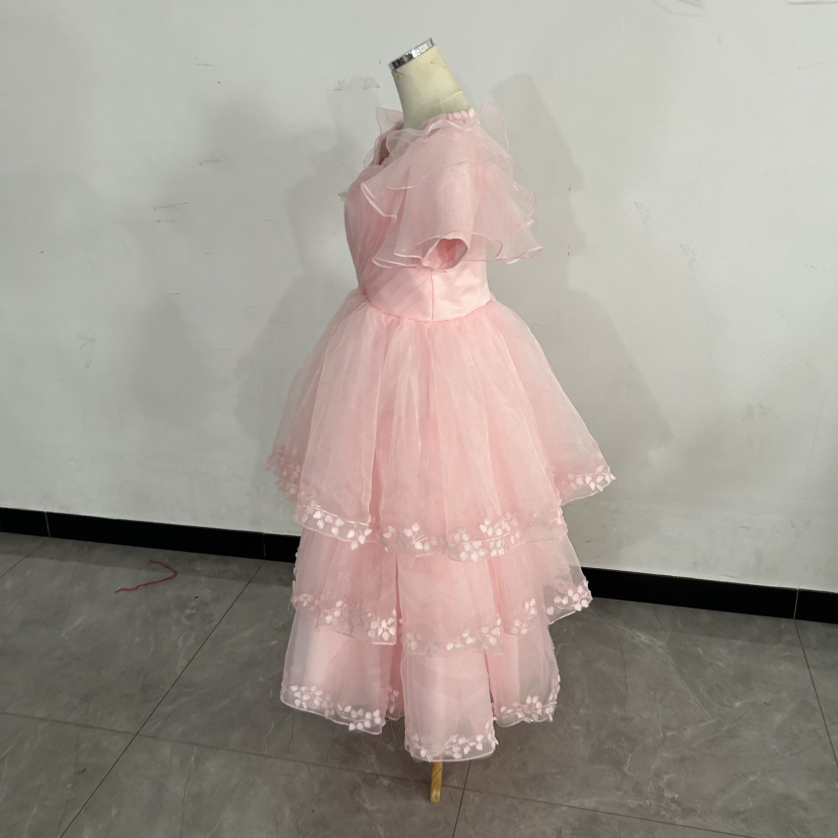 抜群のおしゃれ見え上質オーガンジー  ピンク カラードレス Vネック  3D立体レース刺繍柔らかく重ねたチュールスカート
