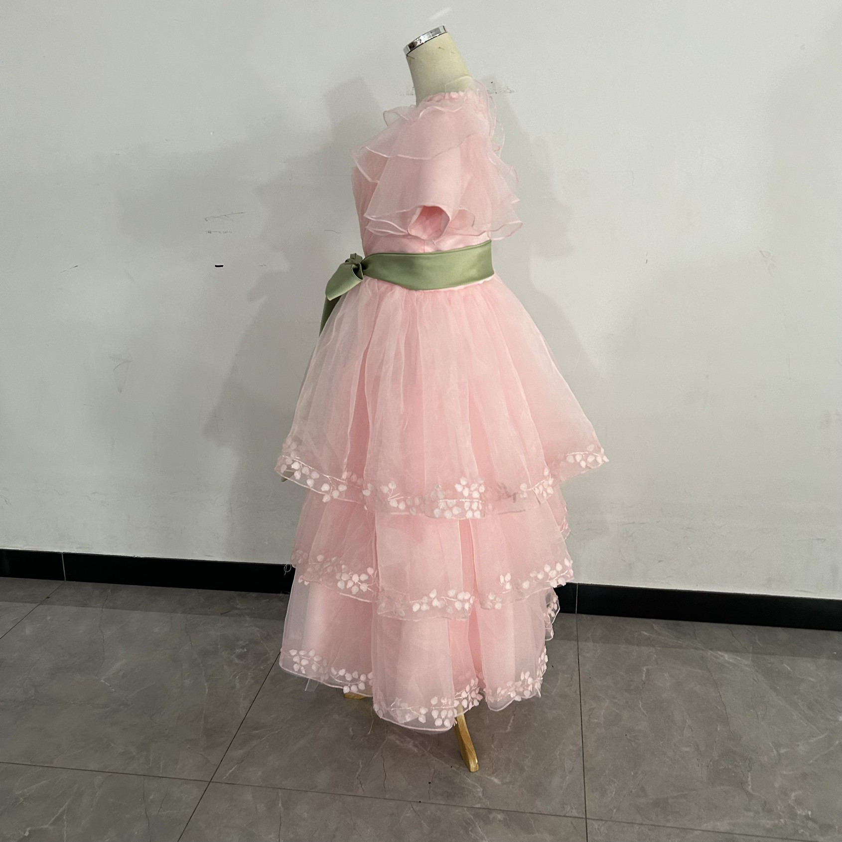 抜群のおしゃれ見え上質オーガンジー  ピンク カラードレス Vネック  3D立体レース刺繍柔らかく重ねたチュールスカート