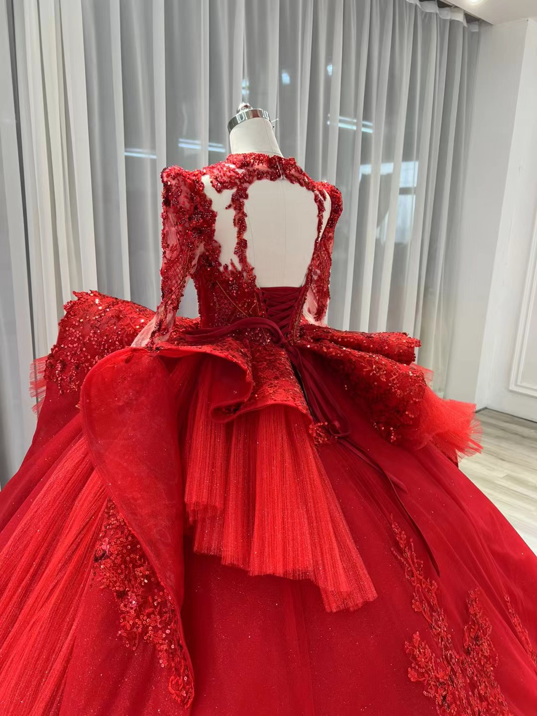 人気上昇中！クラシカル　3D立体レース刺繍　魅惑の花レース　編み上げ　背中空き　裾に繊細レースをあしらった前撮りお呼ばれ