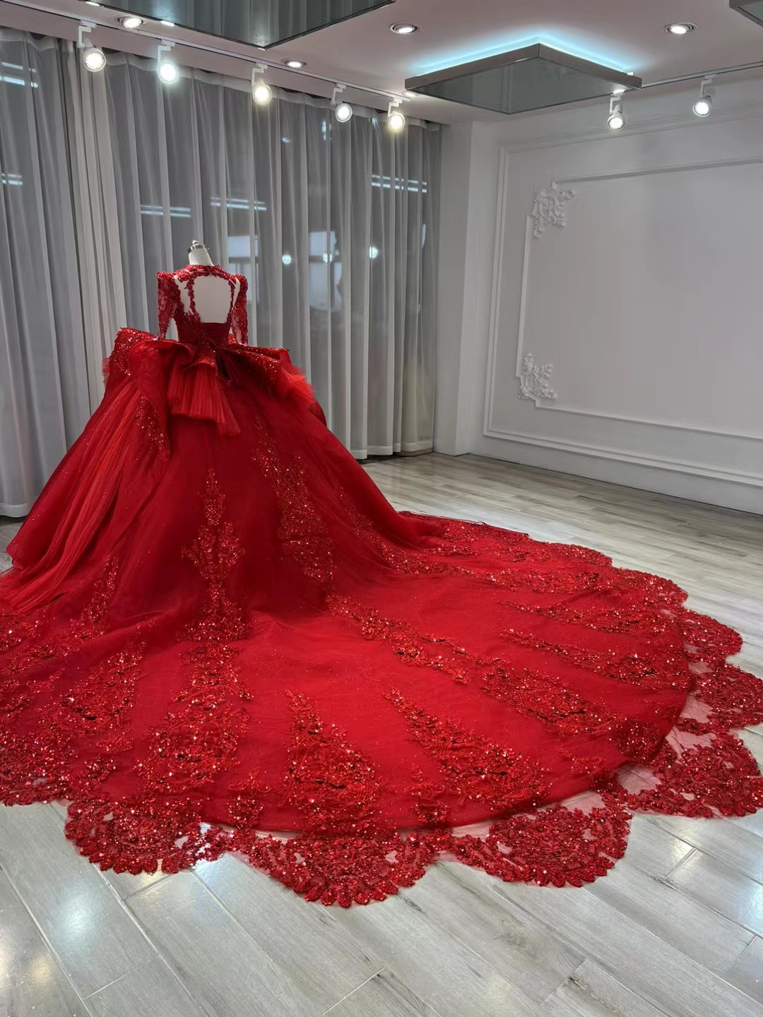 人気上昇中！クラシカル　3D立体レース刺繍　魅惑の花レース　編み上げ　背中空き　裾に繊細レースをあしらった前撮りお呼ばれ