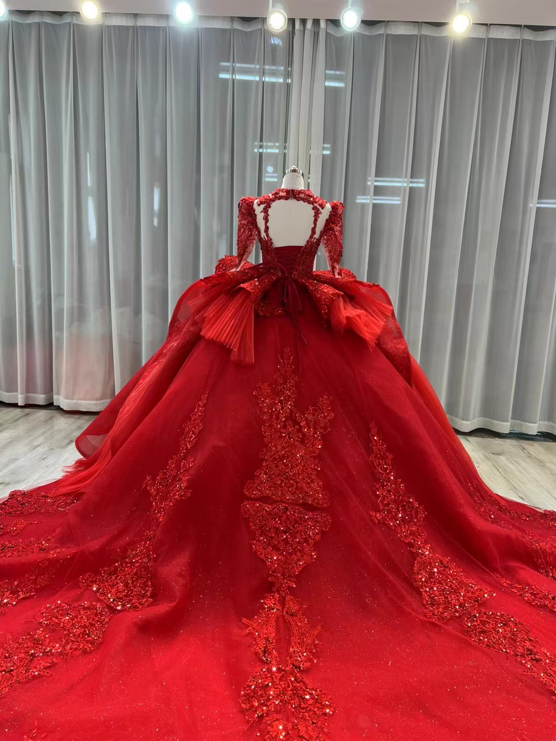 人気上昇中！クラシカル　3D立体レース刺繍　魅惑の花レース　編み上げ　背中空き　裾に繊細レースをあしらった前撮りお呼ばれ