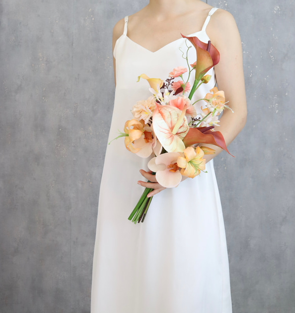 テラコッタカラーのウェディングブーケ　カラー　オレンジ　造花ブーケ　縦長　アームブーケ　ブライダル bouquet