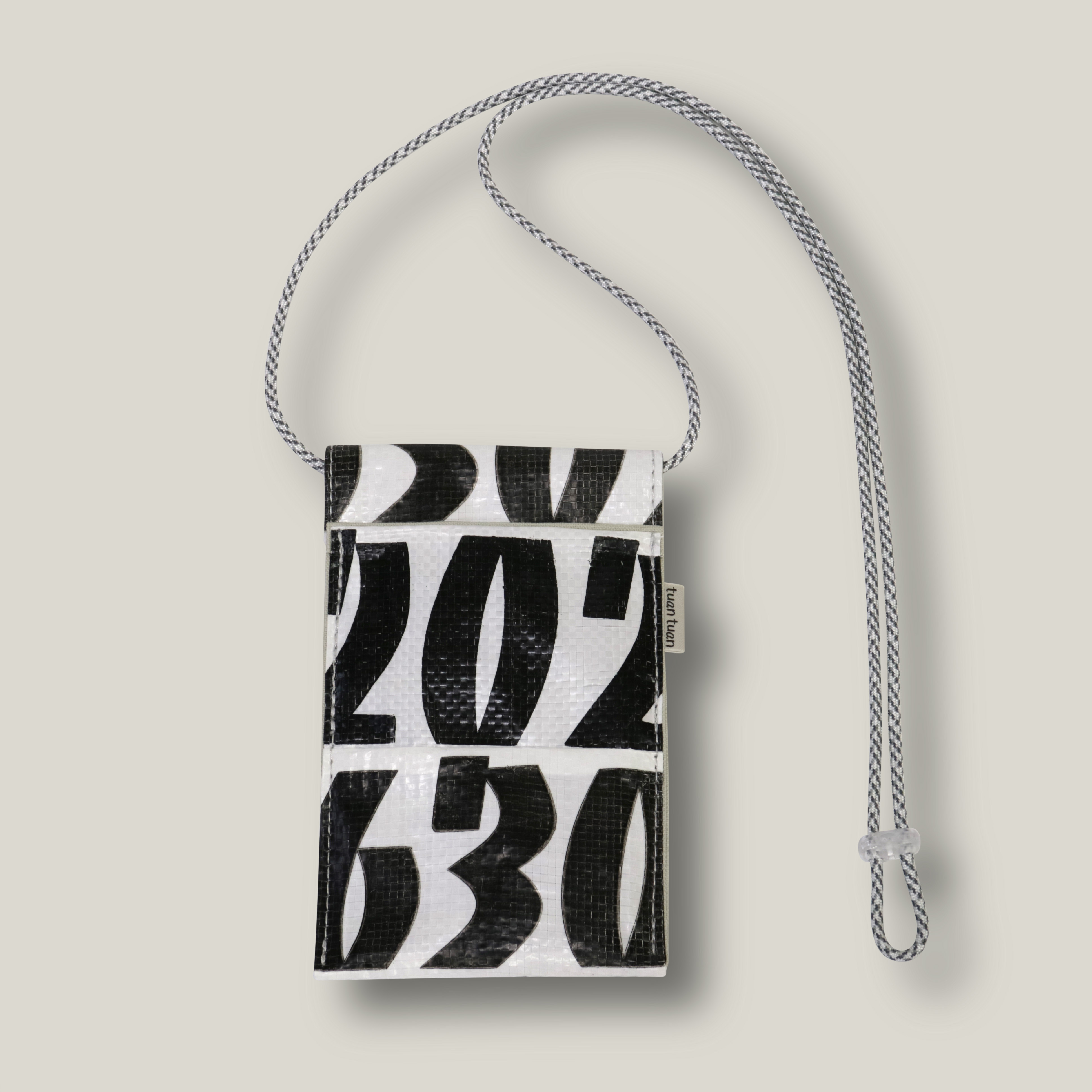 スマホとカードのポーチ　スマートポケットで手ぶらのお出掛け