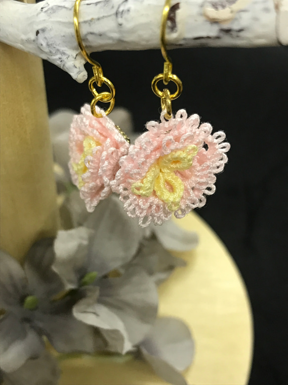 タティングレース！立体のお花のフックピアス （K13） ピアス（フック