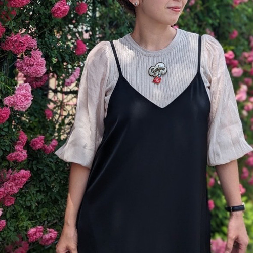 月と星のビーズ刺繍ブローチ スタンダードなモチーフは使いやすくて大好き 重ね付けしても可愛いです◎ 他の作品はプロフィールからご覧頂けます #ビーズ刺繍  #ビーズ刺繍ブローチ #ビーズブローチ #ハンドメイドブローチ #130songs ラカム　立体刺繍ブローチ　星と月のデザインブローチ