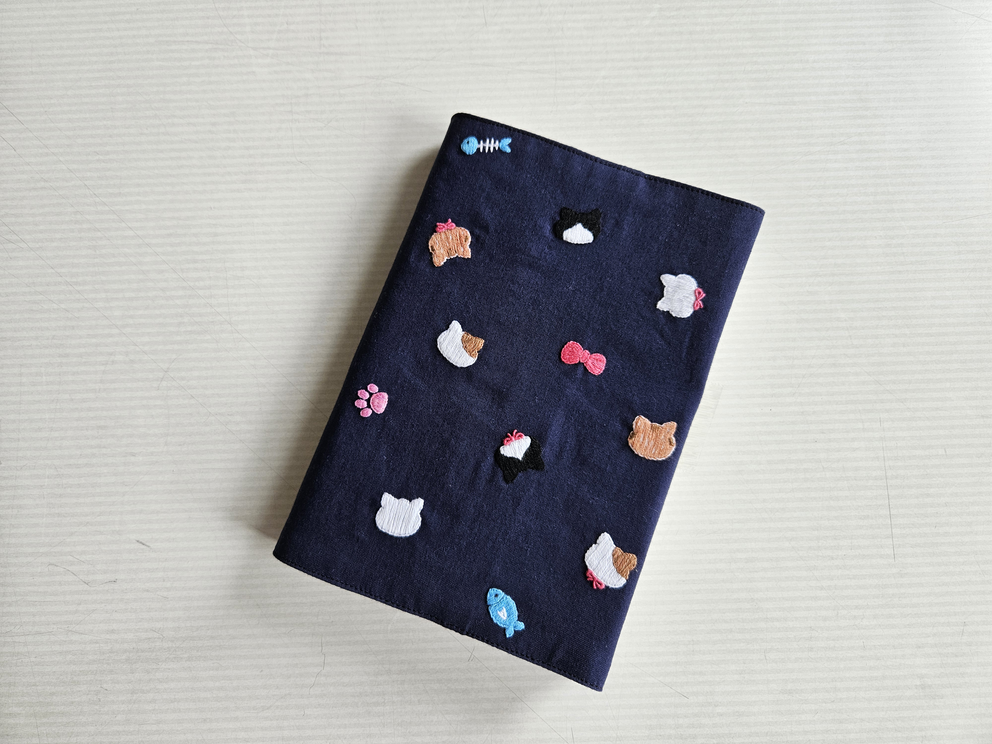 単行本サイズ刺繍ブックカバー 猫モチーフ ブックカバー kalmia
