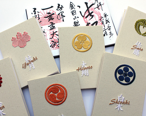 御朱印帳 家紋とお名前の刺繍入り 名入れ朱印帳 かわいい おしゃれ ご朱印帳 朱印帳 カバー付き可 和紙 蛇腹 ノート 刺繍企画室 Ardent  通販｜Creema(クリーマ) 17986625