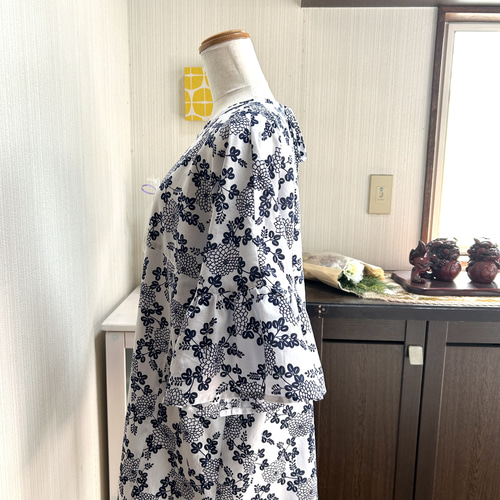 浴衣 反物 チュニック 濃紺に白花 フレア袖 ウエストベルト