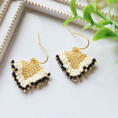 トライアングル ゴールド ビーズフリンジ ピアス/イヤリング デリカ