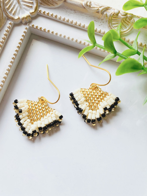 トライアングル ゴールド ビーズフリンジ ピアス/イヤリング デリカ