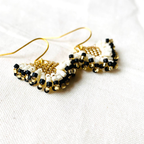 トライアングル ゴールド ビーズフリンジ ピアス/イヤリング デリカ