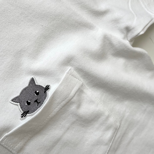 大人かわいいTシャツ 刺繍ワッペン黒猫のポケットTシャツ 黒