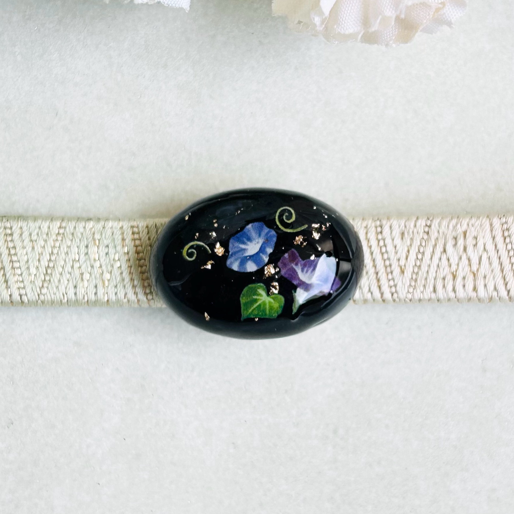 天然石黒瑪瑙（メノウ）と朝顔の帯留め　ポニーフック ブローチ