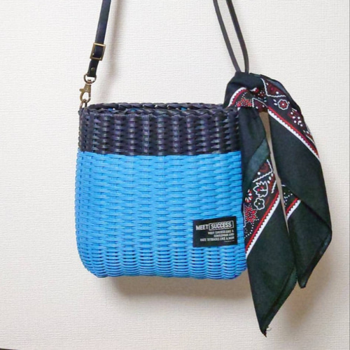再)クラフトバンド＊かごバッグショルダーM/ブルー×ブラック