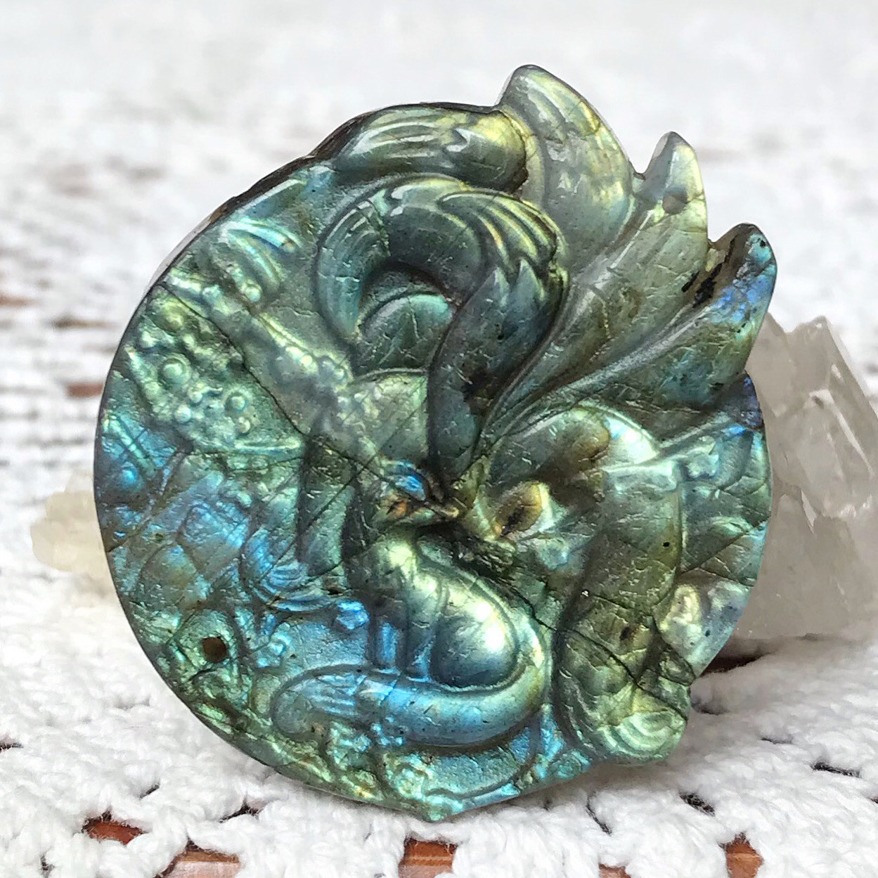 天然石ラブラドライトの九尾狐　ご購入前に在庫確認必要NO.091818 ラブラドライト 九尾の狐 貫通穴2ヵ所アリ 天然石 ポイント 原石 握り