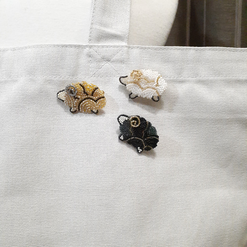 金のひつじのブローチ/金毛羊＊オートクチュールビーズ刺繍