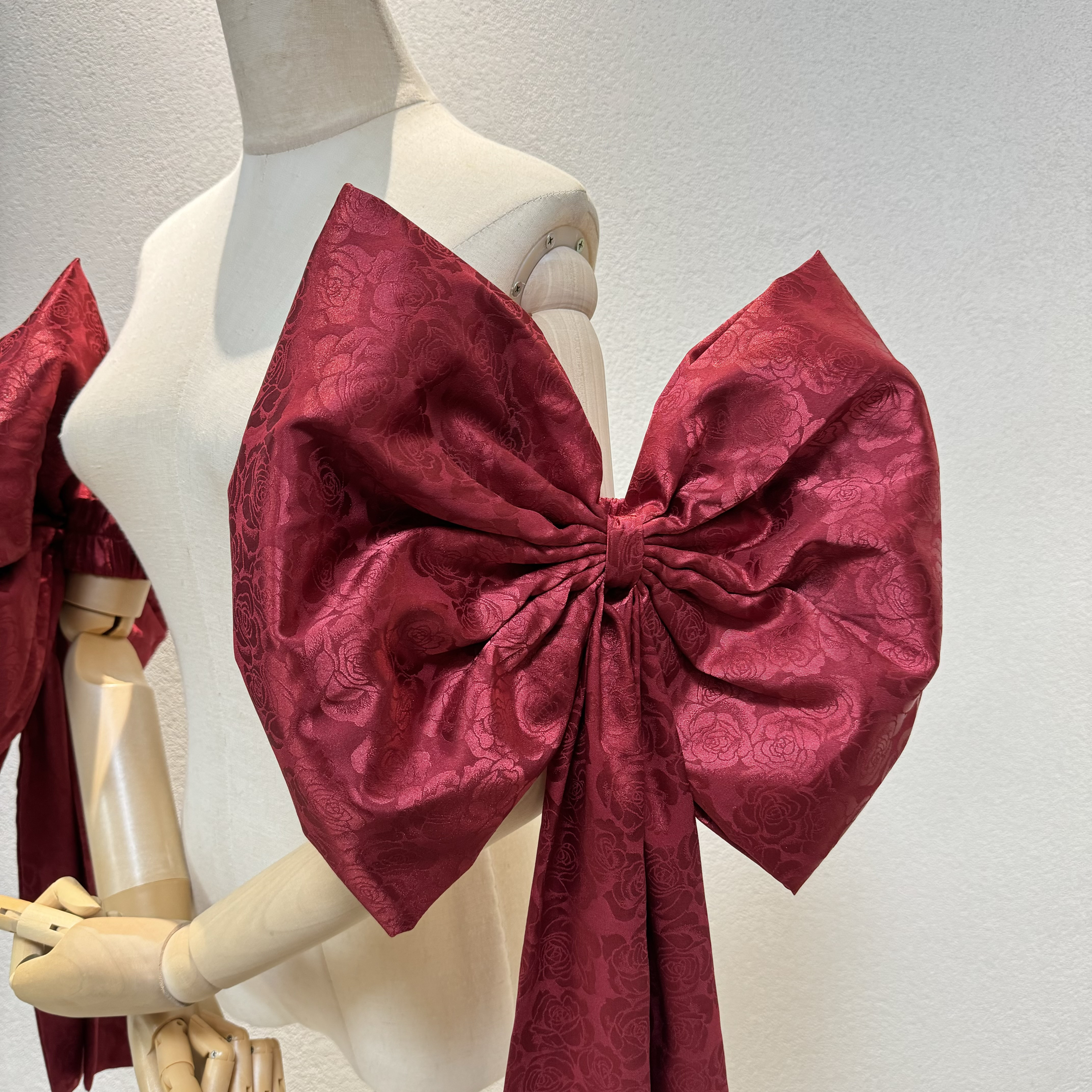 高級感溢れる❢上質なサテン　リボンお花柄ワインレッド/ボルドー色カラー変更可能　二の腕カバー　オフショルダー付け袖結婚式