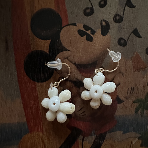 ニイハウシェルのフラワープチピアス ピアス（フック・チェーン