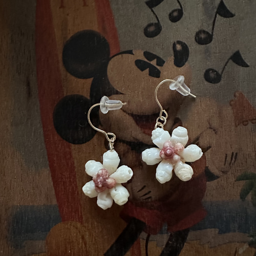 ニイハウシェルのフラワープチピアス ピアス（フック・チェーン