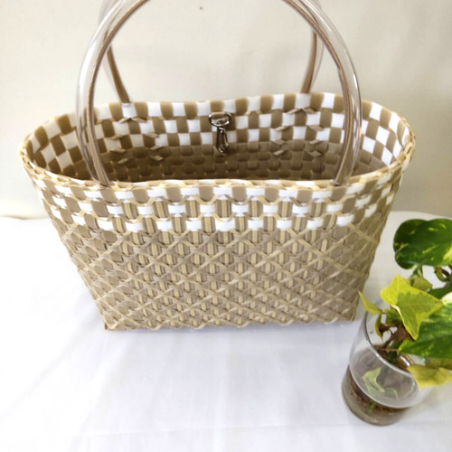 ppバンド、かごバッグ、2種類ベージュに白をプラスして 落ち着いた大人