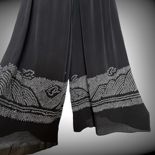 総絞り着物リメイクセットアップ 刺繍　ワイドパンツ　チュニック ブラック 総絞り(黒)の羽織りからのチュニック(ストール付き) 着物リメイク