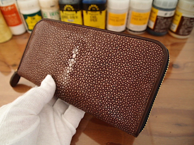 〈在庫販売〉ブラウンスティングレイの吟すりで作るラウンドファスナー長財布