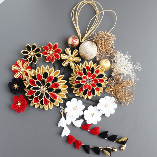 受注制作) ゴールドと黒、赤 つまみ細工髪飾り ご婚礼 色無垢 成人式