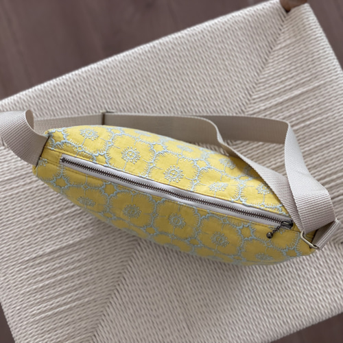 minä perhonen 刺繍ボディバッグ イエロー（美品） ⚮̈ミナペルホネン からだにフィットするボディバッグ 