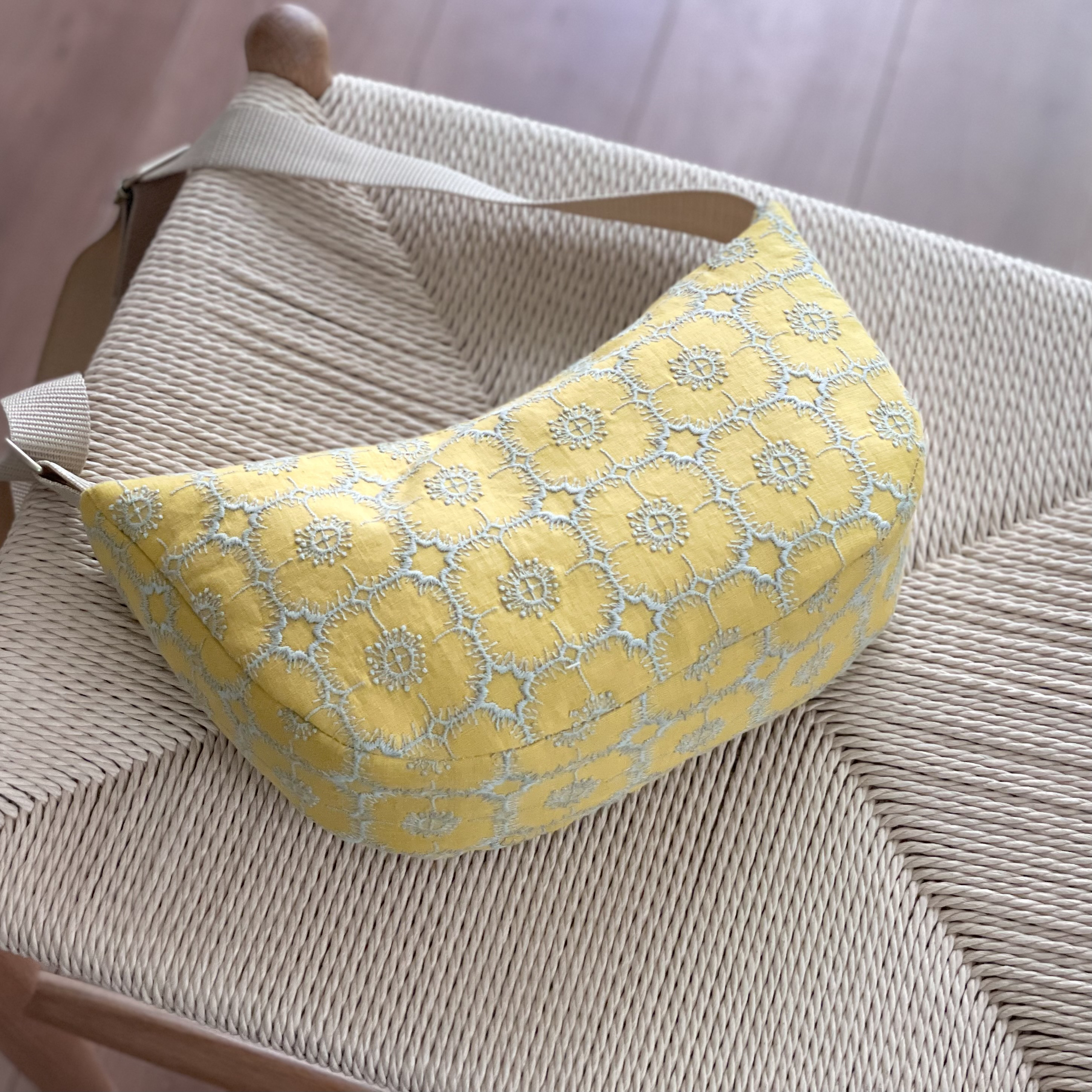 minä perhonen 刺繍ボディバッグ イエロー（美品） ⚮̈ミナペルホネン からだにフィットするボディバッグ swing