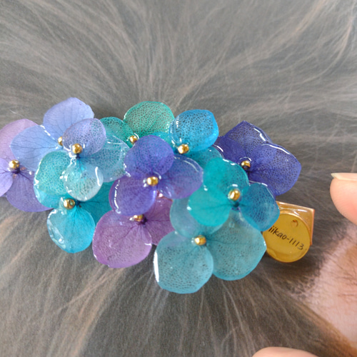 世界に一つだけの紫陽花アナベル艶々ヘアクリップ 雨上がりの散歩道 虹 
